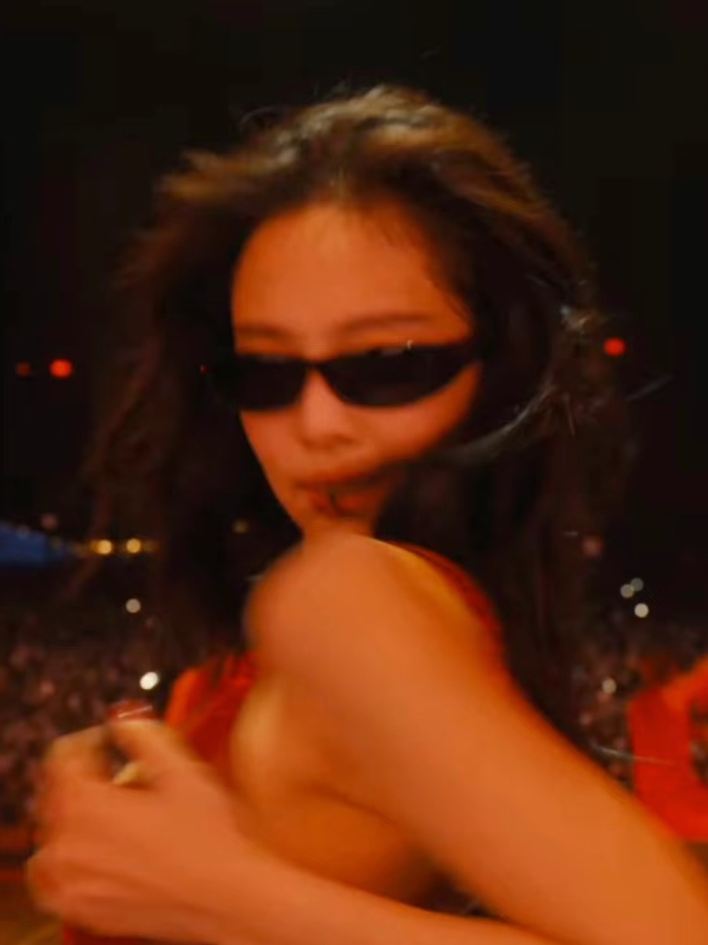 Jennie Concert Vintage Small F - огляд і ціна Street Fashion Pose
